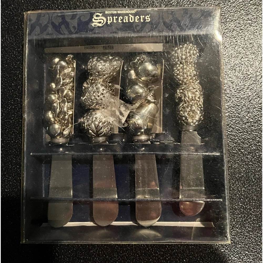 Boston Warehouse set of 4 Dellaribbia stainless steel spreaders